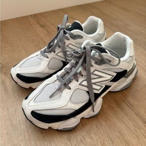 New Balance 9060
Grey Jet Black